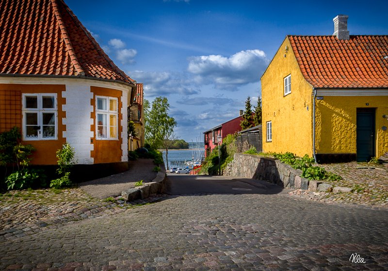 Udsigt fra Torvet over Kittenstræde og Præstø fjord en smuk sommerdag