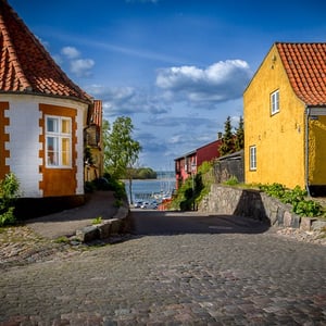 Udsigt fra Torvet over Kittenstræde og Præstø fjord en smuk sommerdag – produktbillede