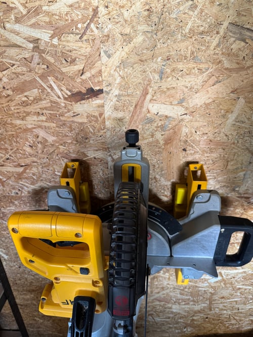 Dewalt vægbeslag til kap-/geringssav med logo (3)