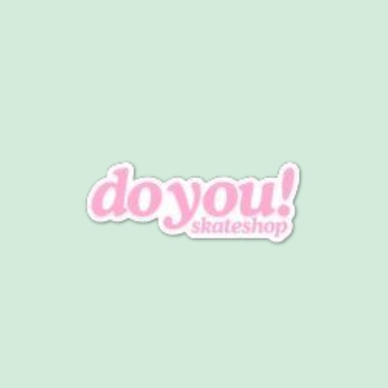 Logo med teksten "doyou! skateshop" i lyserød på en lys grøn baggrund.