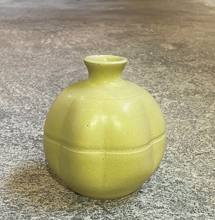 Vase i gul H 11  B 10 cm
