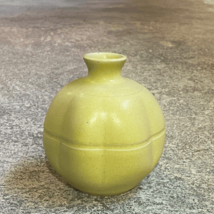 Vase i gul H 11  B 10 cm – produktbillede