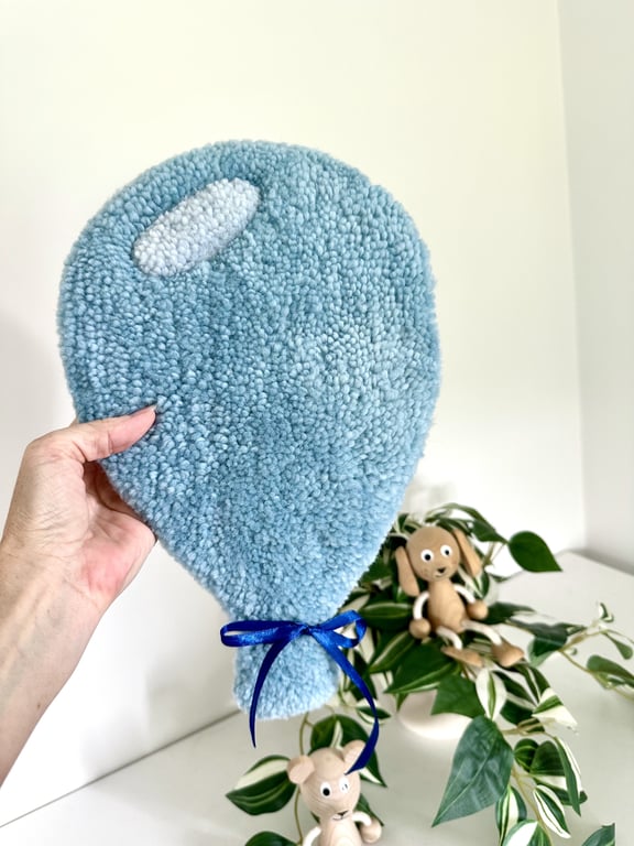 Tuftet farverig ballon (stor)- Håndlavet vægkunst i 100% uld.