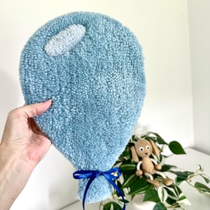 Tuftet farverig ballon (stor)- Håndlavet vægkunst i 100% uld. – produktbillede