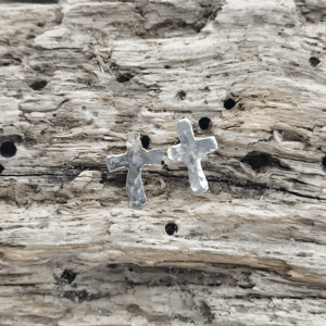 Unika kors ørestikker. – produktbillede