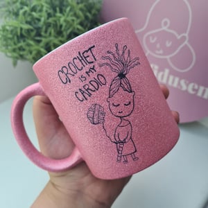 Krus: crochet is my cardio Pink Glimmer – produktbillede