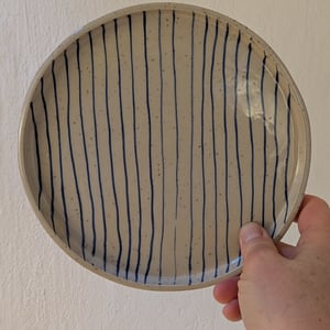 Frokost tallerken med blå striber  – produktbillede