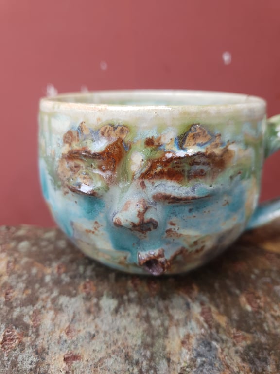 Syngende ansigtskop med hank 