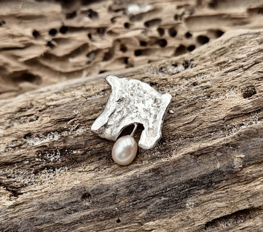 Unika broche med rosa perle.