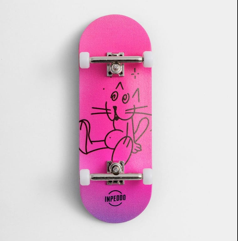 Lille fingerboard med pink og lilla farvetone og tegning af en kat.
