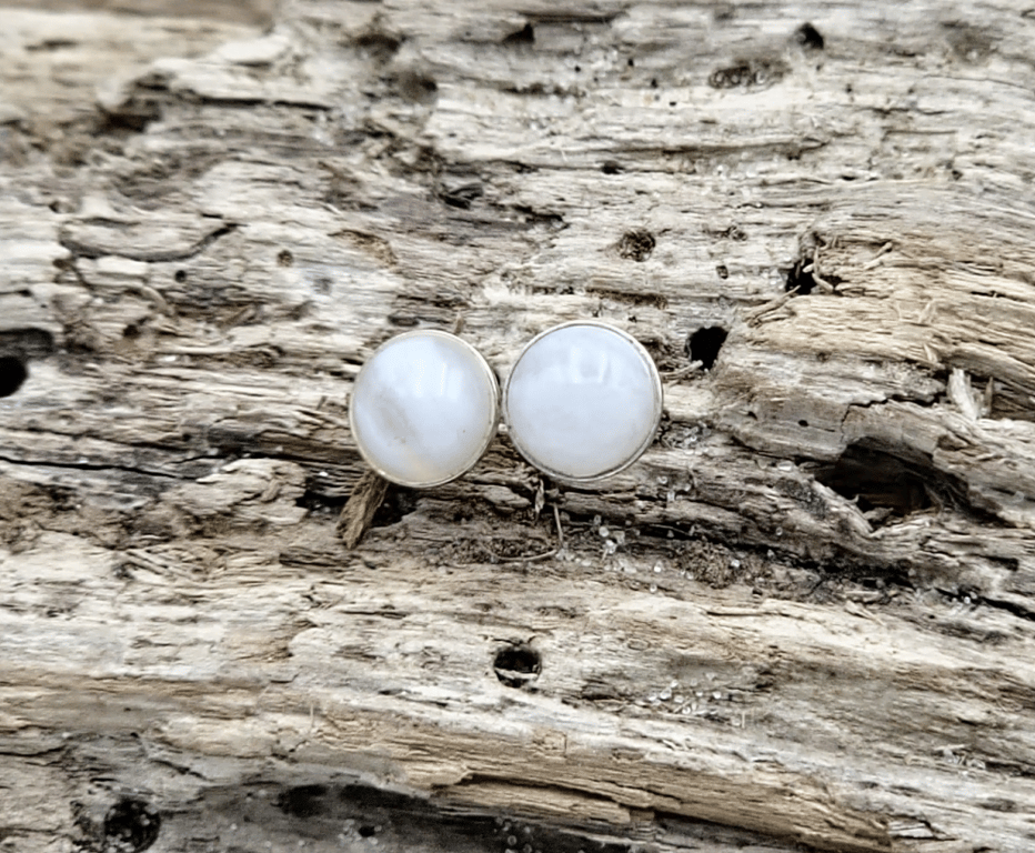 Blonde agat ørestikker.