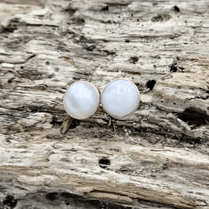 Blonde agat ørestikker. – produktbillede