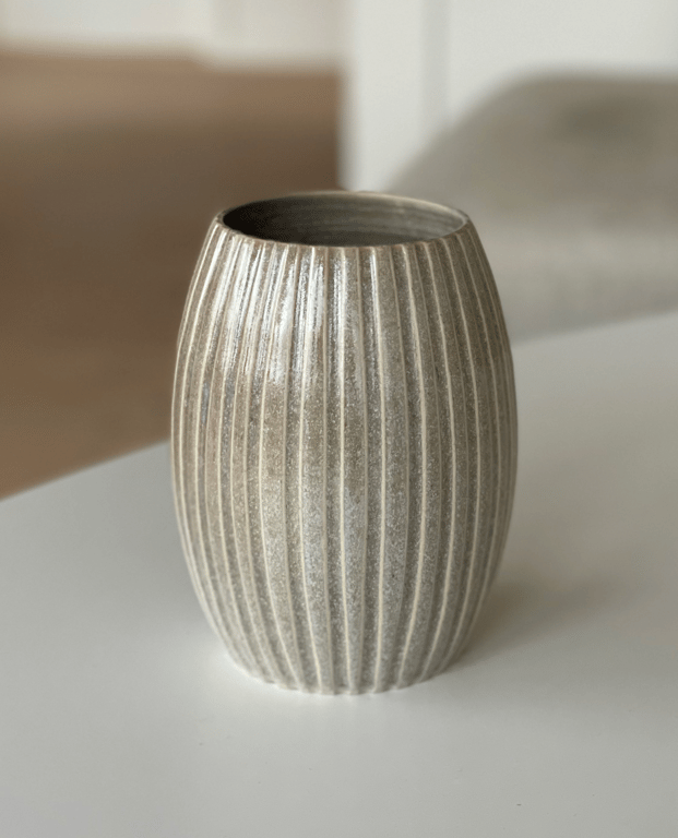 Vase, skifergrå m. riller - 15 cm