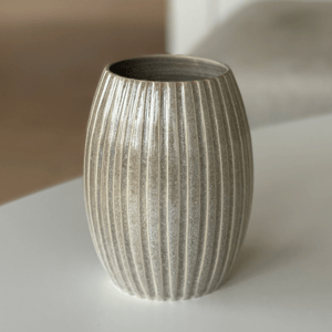 Vase, skifergrå m. riller - 15 cm – produktbillede