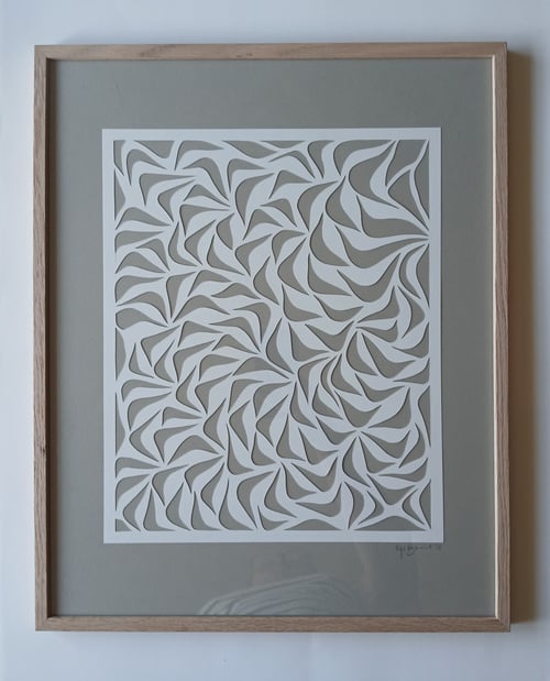 40x50cm papercut, beigegrå, indrammet 