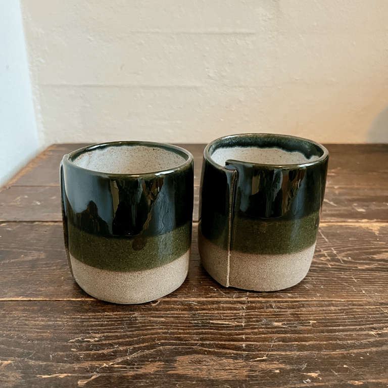 Krus i gråt ler og flaskegrøn glasur.