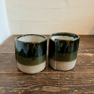 Krus i gråt ler og flaskegrøn glasur. – produktbillede