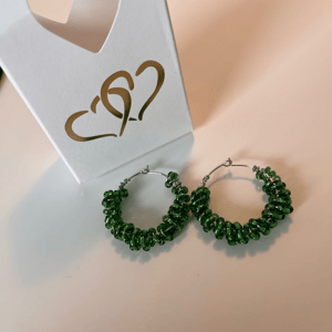 Grønne glasperler snoet om creolen – produktbillede