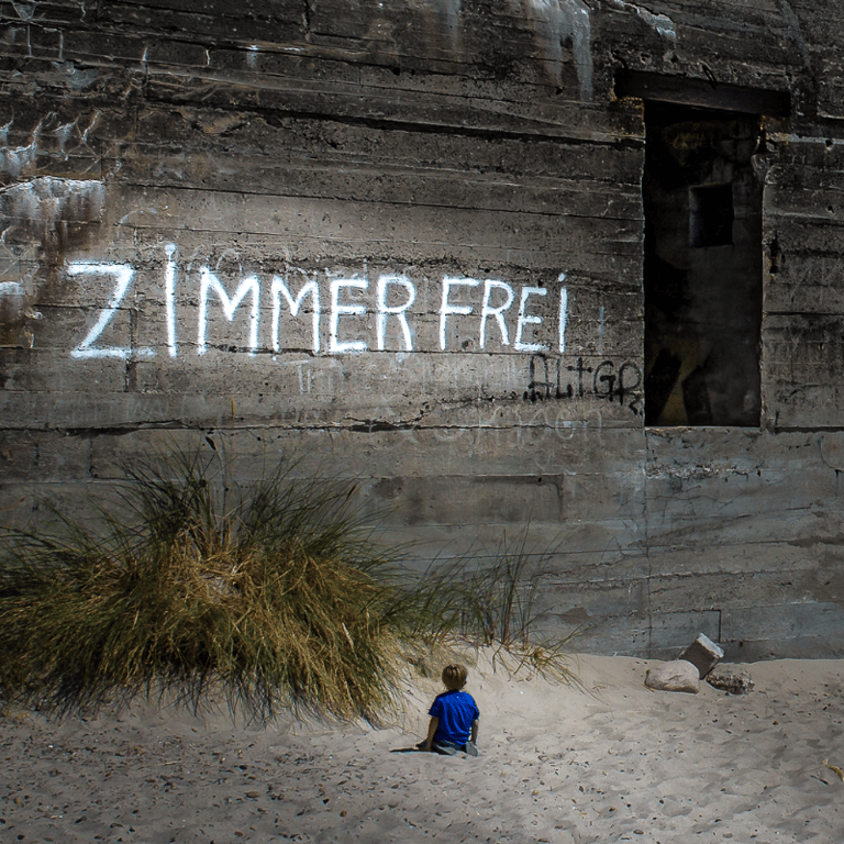 Udsigt til en gammel bunker i Skagen en smuk sommerdag