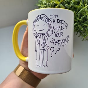 Krus: I'm a doctor what's your superpower Lys Gul – produktbillede