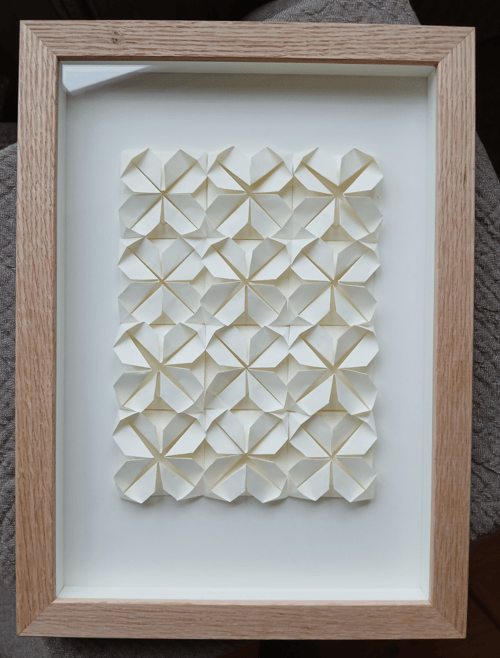 a4, Foldet papirværk, naturhvid, Indrammet