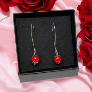 Røde øreringe  – produktbillede