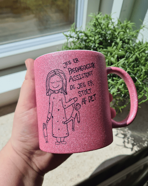 Krus: Jeg er pædagogisk assistent og jeg er stolt af det Pink Glimmer