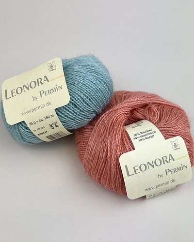 To nøgler Leonora garn fra Permin i farverne blå og rosa på hvid baggrund.