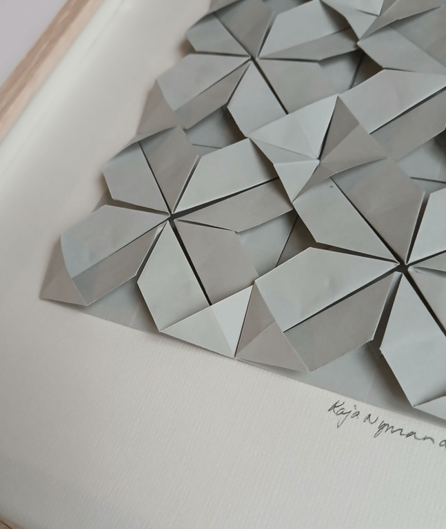 A4 foldet papirværk, perlegrå, indrammet  billede 4