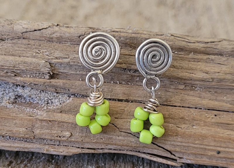 Grønne glasperle ørestikker.