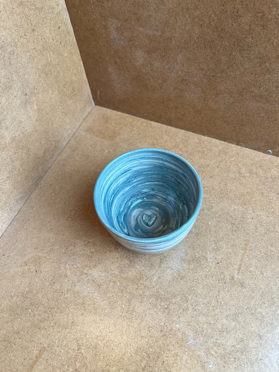 Swirly kop i indfarvet ler billede 2