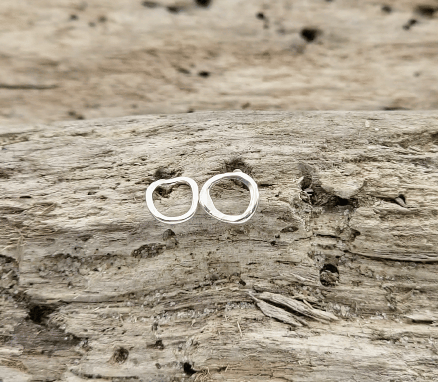 Små cirkler ørestikker.