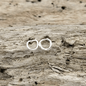 Små cirkler ørestikker. – produktbillede