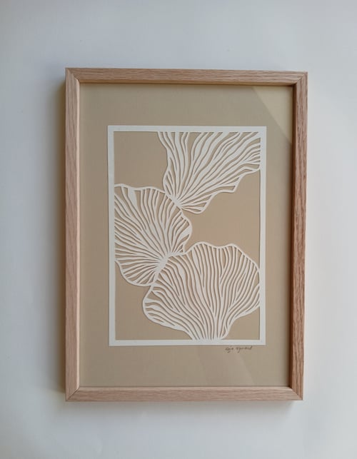 A4 papercut. beige. knækket hvid. indrammet