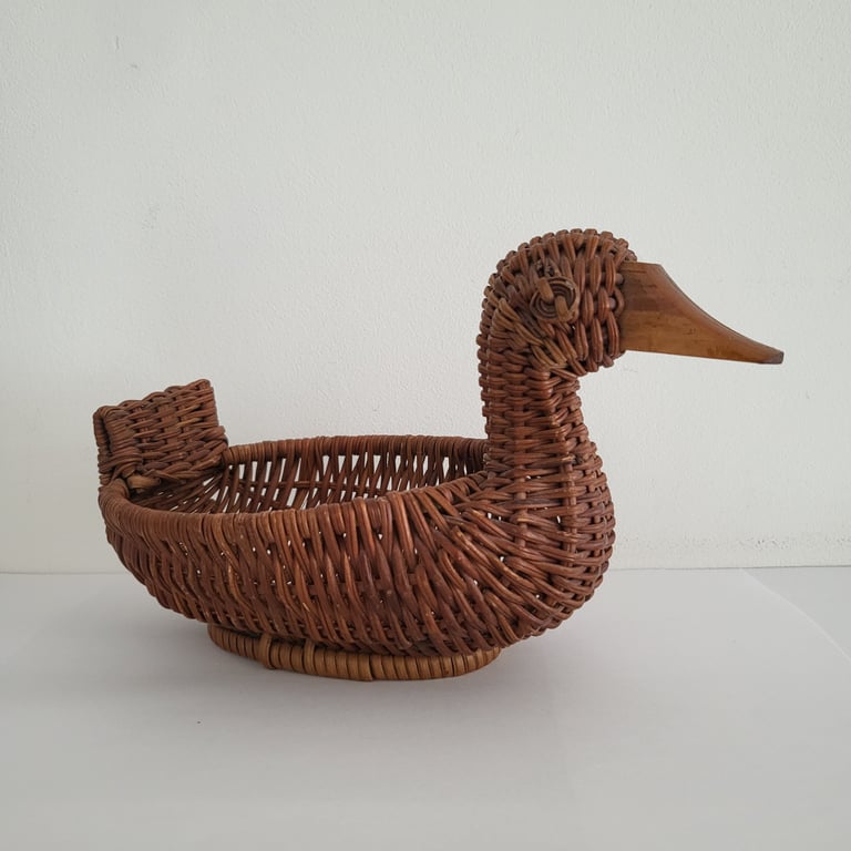 Håndlavet ande kurv i flet med træ næb