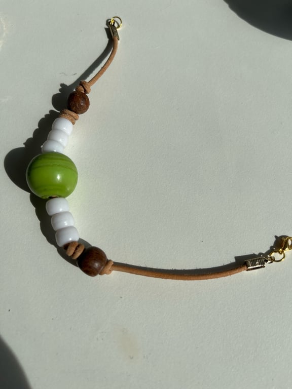 Armbånd med læder snor, grøn glase perle 