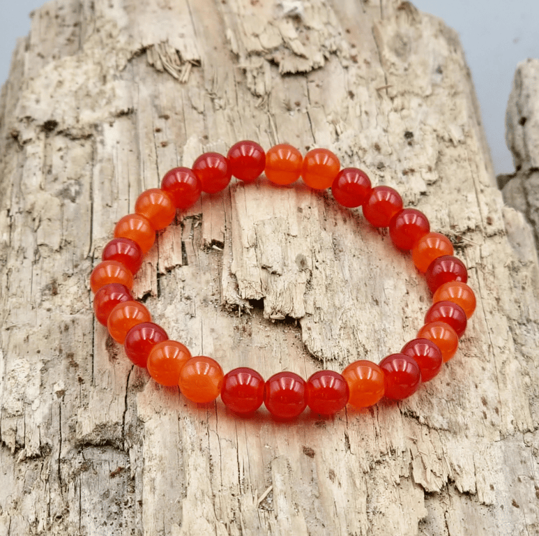Orange rødt armbånd.