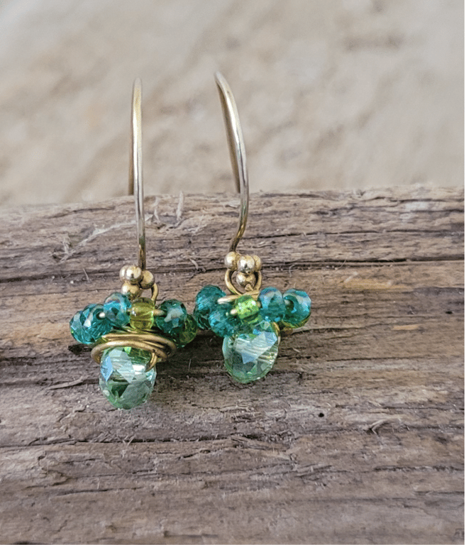 Ørekroge med howlite. 