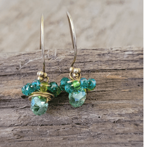 Ørekroge med howlite.  – produktbillede