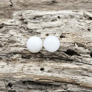 Hvide agat ørestikker. – produktbillede