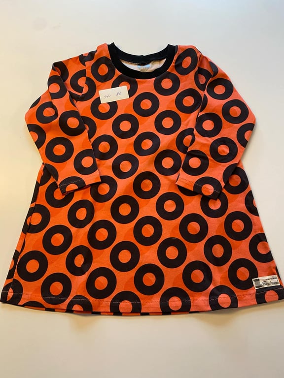 Kjole med lange ærmer. Størrelse 86