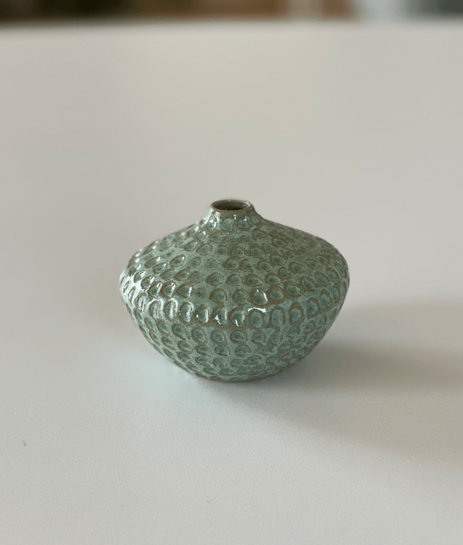Lille vase med udskæring, kobbergrøn