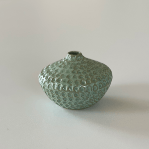 Lille vase med udskæring, kobbergrøn – produktbillede