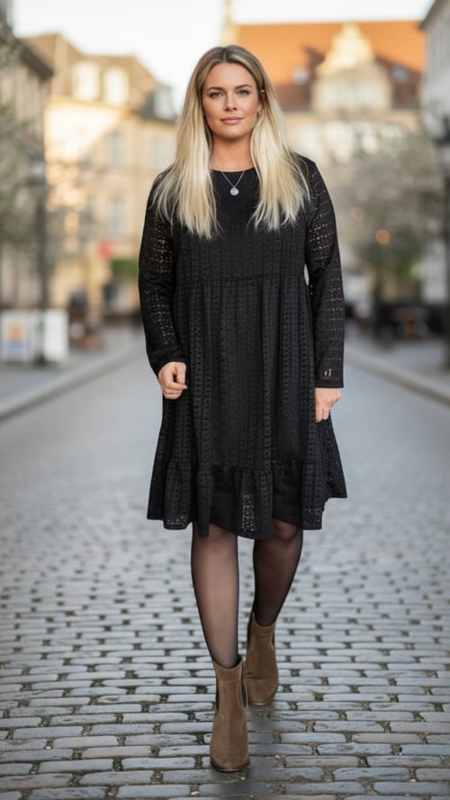 Andrea dress, Black w blonde detaljer. Findes i str 36-48. (2)