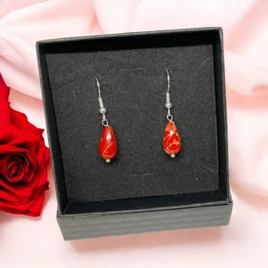 Røde øreringe  – produktbillede