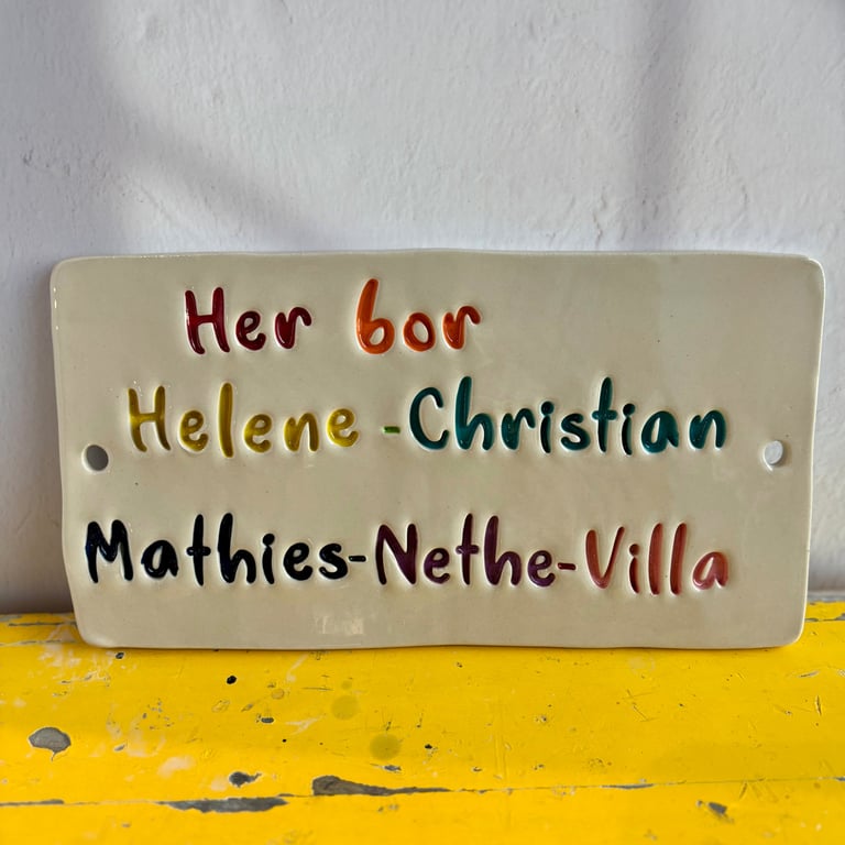 Dørskilt stor rektangulær (Maks 7 ord)