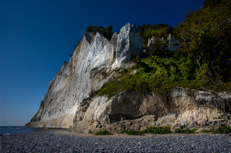 Møns klint rejser sig mod himlen en smuk sommerdag 