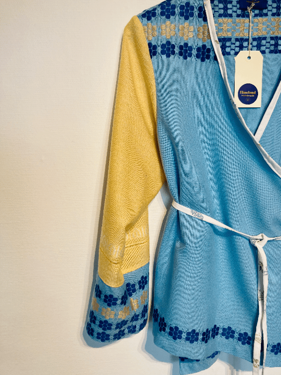 Winnie-blusen med blå blomster billede 2