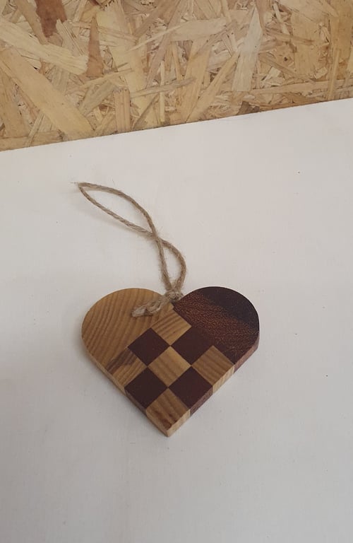 &quot;Flettet&quot; julehjerte i lyst og mørkt træ billede 3