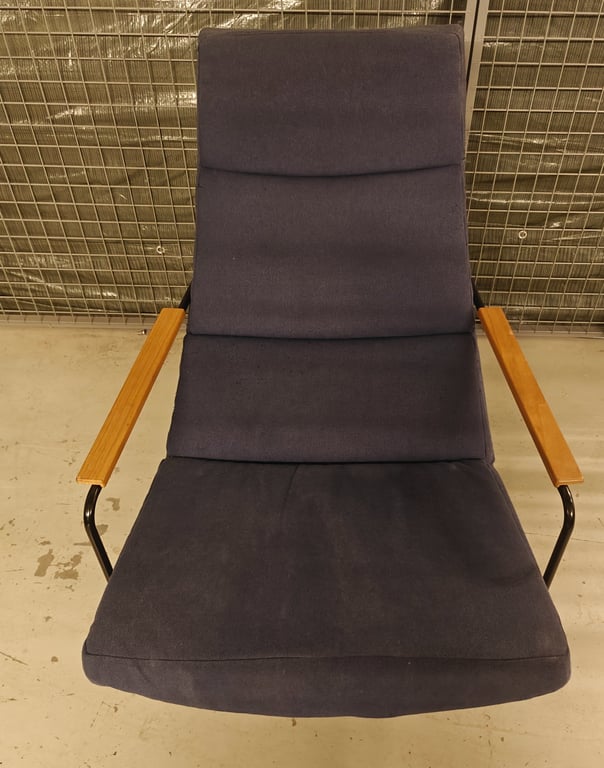 Retro loungestol med træarmlæn og drejefod